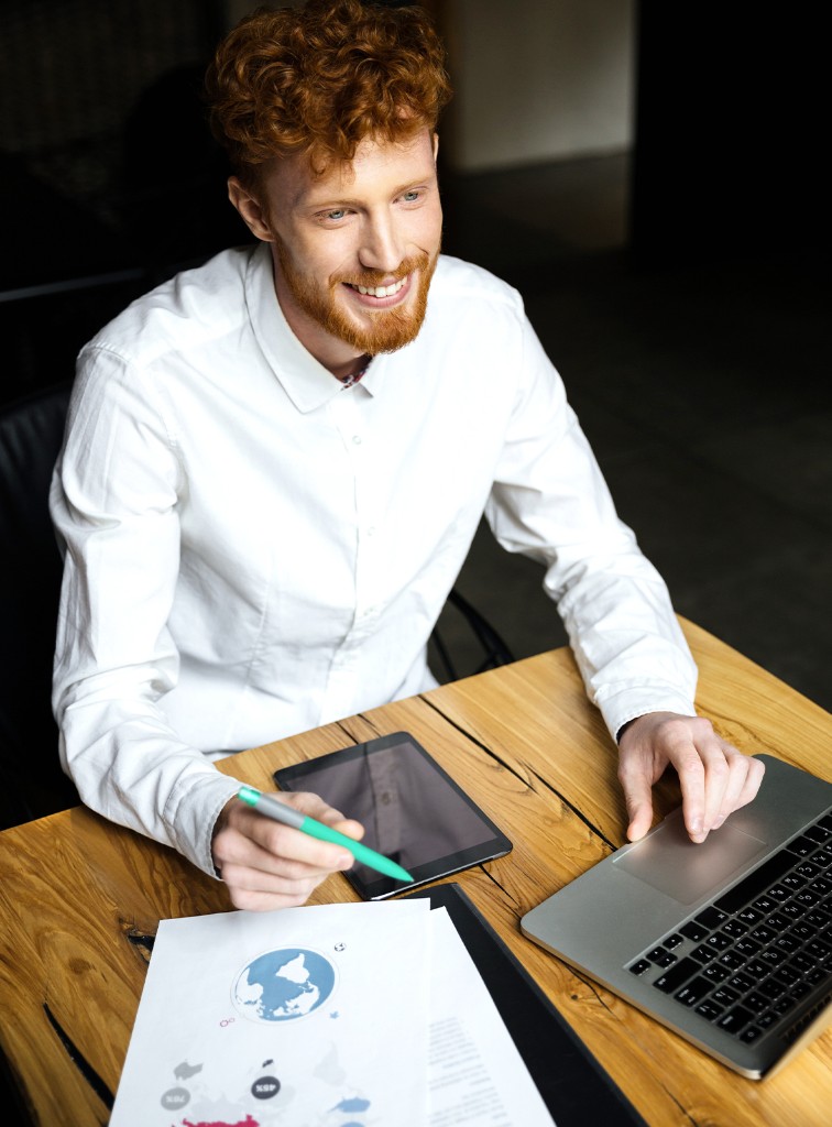 Analisi e contenuto digitale al laptop